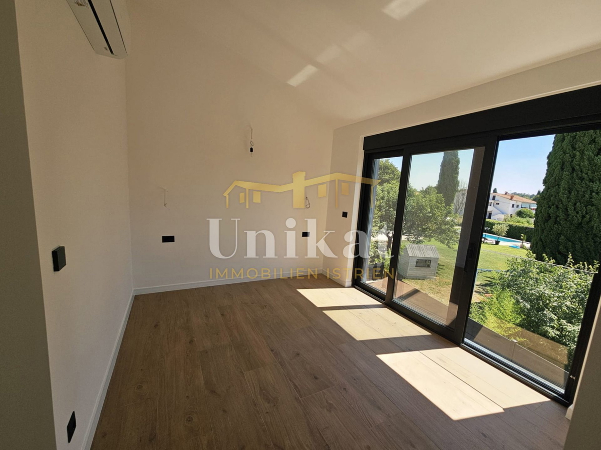 Moderna nuova costruzione con piscina vicino a Poreč